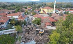 Sındırgı’da depremde hasar gören yapıların yıkımı kırsalda sürüyor