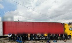 Sivas’ta tır dorsesinde 18 kaçak göçmen yakalandı, sürücüler tutuklandı