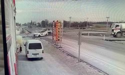 Sokağa dönmek isteyen otomobile arazi aracı çarptı, kaza anı kameraya yansıdı