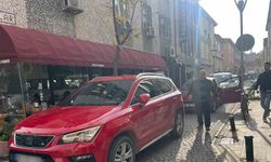 Sokak ortasına otomobilini bırakıp işlerini halletmeye gitti