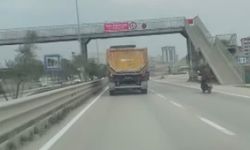 Sol şeritte 100 kilometre hızla ilerleyen hafriyat kamyonu hayrete düşürdü