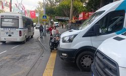 Şube önüne park eden PTT araçları engellilere yol vermedi, söylenenler çileden çıkardı