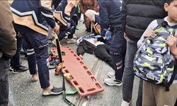 Sultangazi’de otomobil ile motosiklet tramvay yolunda çarpıştı: 1 yaralı