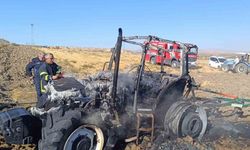 Tarlayı süren traktör alev alarak yandı