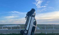 Tekirdağ’da ilginç kaza: Bariyere çarpan araç dik durdu, 2 kişi yaralandı