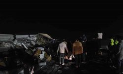 Tekstil malzemesi yüklü tır devrildi: Yol trafiğe kapandı