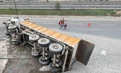 TEM Otoyolu’nda mıcır yüklü kamyon devrildi: 1 yaralı