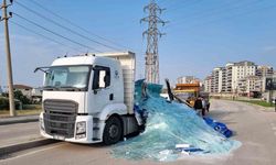 Tonlarca ağırlıktaki cam yola saçıldı