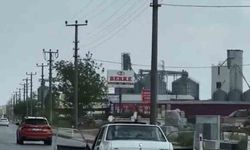 Trafikte akıl almaz anlar: Son ses müzikle kapıları açık vaziyette seyretti