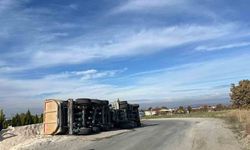 Uşak’ta tır yan yattı: 1 yaralı