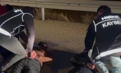 Uyuşturucu tacirlerinin aracından 1 kilo uyuşturucu çıktı