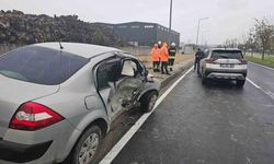 Yağışlı yolda kayan otomobil karşı şeride geçerek kaza yaptı: 1 yaralı