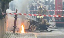 Yer altı elektrik kabloları patladı, bir otomobil alev alev yandı