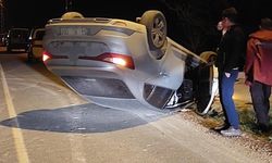 Yola dökülen kuma çarpan otomobil takla attı