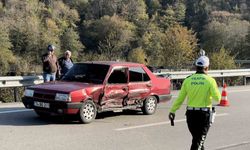 Yolcu minibüsü ve otomobil çarpıştı: 2 yaralı