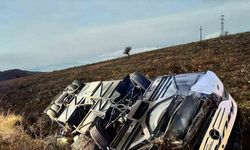 Yolcu otobüsü devrildi: 2 ölü, 21 yaralı