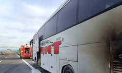 Yolcu otobüsünün motor kısmından alevler yükseldi