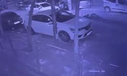 Yolun karşısına geçen adama otomobil çarptı