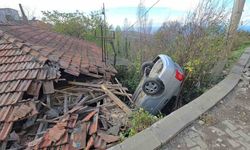 Zonguldak’ta kontrolden çıkan otomobil evin çatısına uçtu