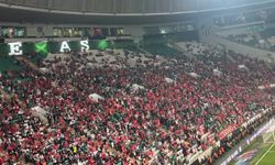 Bursa Tribünleri Şehitler İçin Ayakta