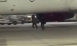 Uçağı kaçıran yolcular piste koştu