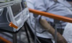 Aynı odada kaldığı hastanın solunum cihazını söktü