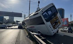 Servis minibüsü bariyerlere çıktı