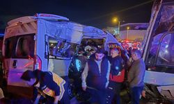 İşçi servislerinin çarpıştığı kazada 13 kişi yaralandı