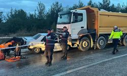 Kamyon ile otomobil çarpıştı