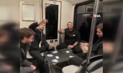 Bursa'da gençler metroda masa kurup kağıt oyunu oynadı