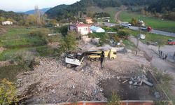 Sındırgı'da ağır hasarlı binaların yıkımı sürüyor