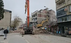 Sındırgı'da depremin izleri siliniyor