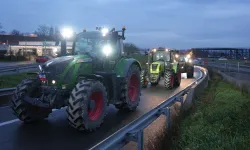 Fransa’da çiftçilerden yol kapatma eylemi