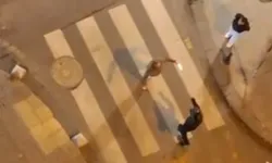 Sokaktaki kavgada bıçaklar havada uçuştu