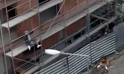 Kavgaya yetişmek için inşaat iskelesinden örümcek adam gibi indi