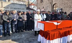 Şehit cenazesinde yürek burkan kare: Baba terliklerle saf tuttu