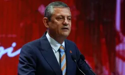 Ekonomi sınıfında uçan Özgür Özel'e yolculardan yoğun ilgi