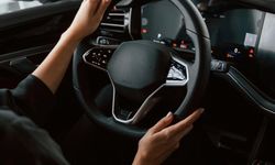 Otomobillerde yuvarlak direksiyon tarihe karışıyor!