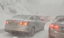 Uludağ Yolunda Kar Yağışı Nedeniyle Onlarca Araç Mahsur Kaldı