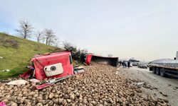 Bursa Çevre Yolu’nda şeker pancarı yüklü tır devrildi, yol savaş alanına döndü