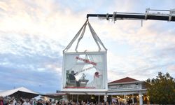 Sıra dışı düğün! Gelin ve damat cam vitrinde gezdirildi