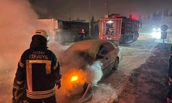 Antakya’da yanan otomobilde hasar oluştu