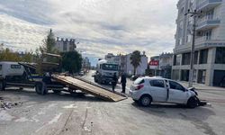 Antalya’da hafif ticari araç ile otomobil kavşakta çarpıştı: 4 yaralı