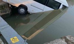Antalya’da minibüs sulama kanalına uçtu