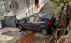 Apartman bahçesine düşen araçta 4 kişi yaralandı