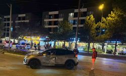 Araca yandan çarpan motosikletli yaralandı