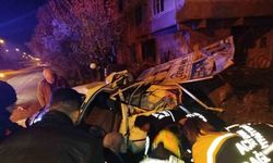 Araçta sıkışan sürücüyü itfaiye ekipleri kurtardı