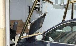 Arnavutköy'de ilginç kaza: Traş olan müşteri ve berbere otomobil çarptı