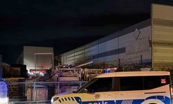 Atık maddeler alev aldı, fabrikaya sıçrayan yangın büyümeden söndürüldü