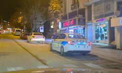 Bacağına saplanan bıçağı çıkartıp karşısındaki kişiyi ağır yaraladı